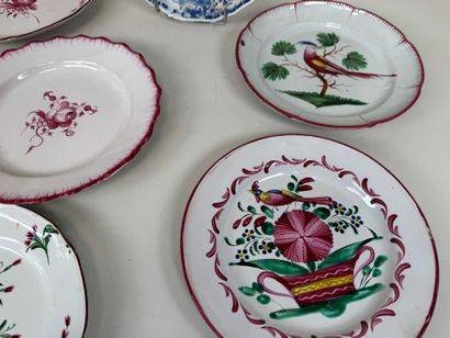 Collection de 7 assiettes en faïence polychrome...