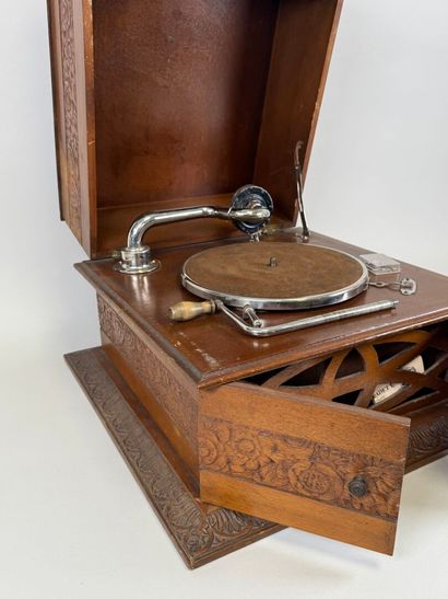 SOLEA.
Phonographe mécanique en bois.
30...