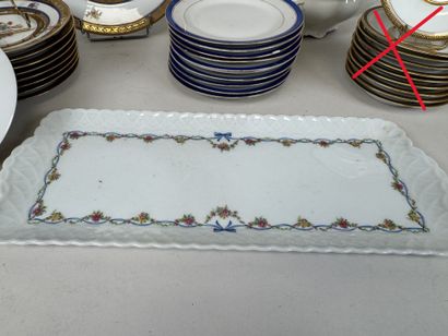 Partie de service à dessert en porcelaine...