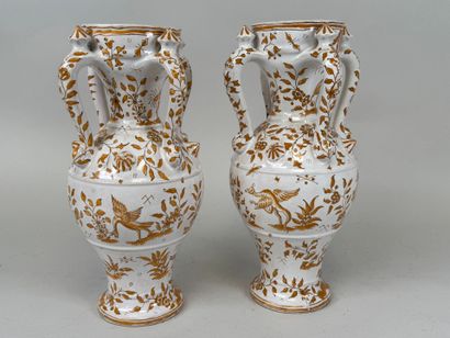 Moustiers.
Paire de vases en faïence crème...