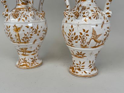 Moustiers.
Paire de vases en faïence crème...