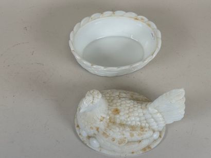 Opaline de Foire.
Poule.
Bonbonnière en opaline.
19...