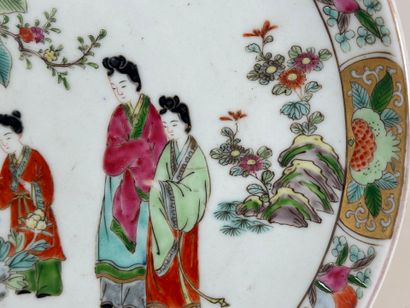 CHINE, XXe.
Grand plat en porcelaine polychrome...