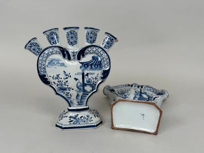 DELFT.
Paire de bouquetières en faïence bleu...