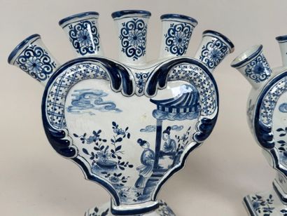 DELFT.
Paire de bouquetières en faïence bleu...