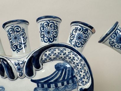 DELFT.
Paire de bouquetières en faïence bleu...