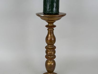 Pique-cierge en bois doré et stuqué.
H. 44...