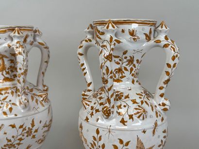Moustiers.
Paire de vases en faïence crème...