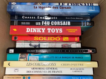 Around 15 volumes of art: dolls, corsairs,...