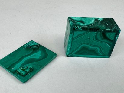 Small covered pill box in malachite.
2 x...