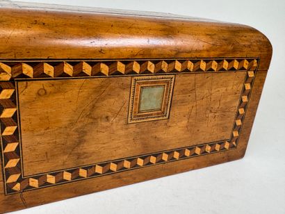 Rectangular box in wood and geometric marquetry.
14...