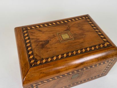 Rectangular box in wood and geometric marquetry.
14...