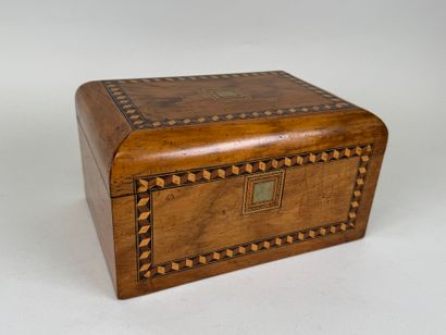 Rectangular box in wood and geometric marquetry.
14...