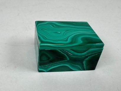 Small covered pill box in malachite.
2 x...