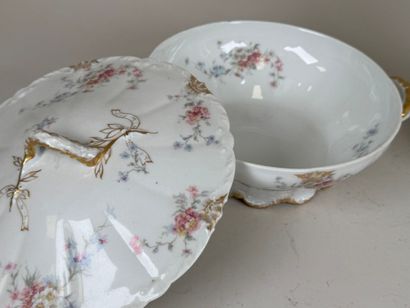Covered vegetable dish and pourer in polychrome...