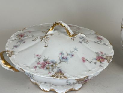 Covered vegetable dish and pourer in polychrome...
