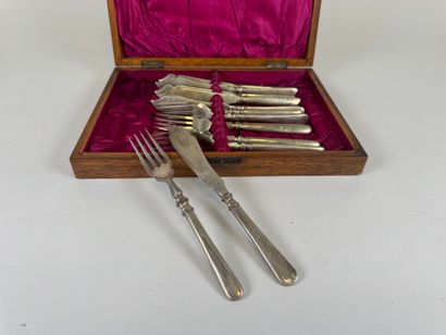 Set of six foreign silver-plated fish cutlery.
English...