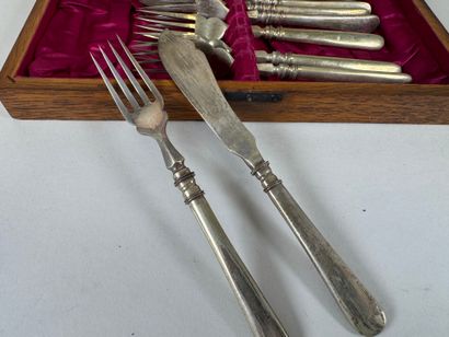 Set of six foreign silver-plated fish cutlery.
English...
