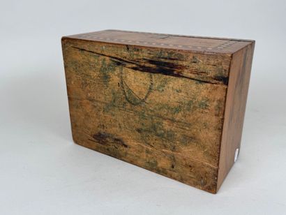Rectangular box in wood and geometric marquetry.
14...