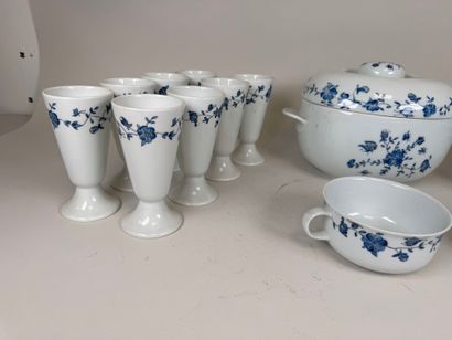 HAVILAND in Limoges.
Fleurs Bleues model.
White...