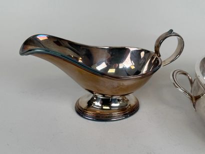 Silver-plated lot including :
- a vegetable...