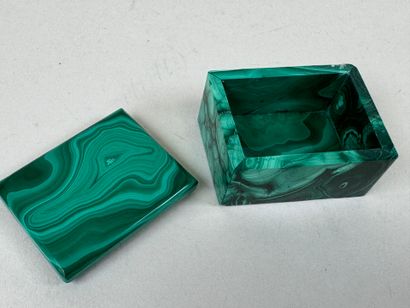 Small covered pill box in malachite.
2 x...