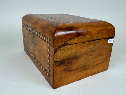 Rectangular box in wood and geometric marquetry.
14...