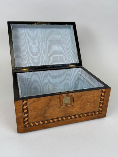 Rectangular box in wood and geometric marquetry.
14...
