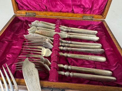 Set of six foreign silver-plated fish cutlery.
English...