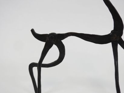 Cerf et serpent en fer forgé laqué noir.
Travail...