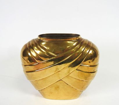 Vase en laiton à décor en repoussé de draperie.
XXe.
15,5...