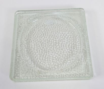 Vide-poche carré en verre moulé.
Travail...