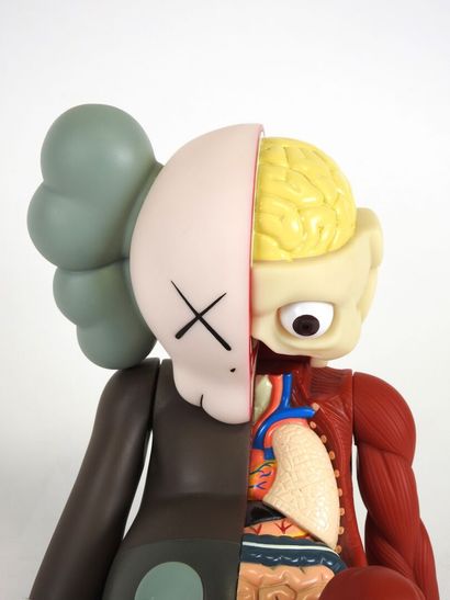 KAWS (Né en 1974).
L'écorché.
Sujet en plastique...