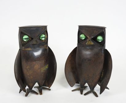 Deux chouettes en cuivre et yeux en verre.
Travail...