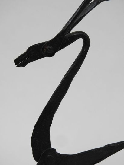 Cerf et serpent en fer forgé laqué noir.
Travail...