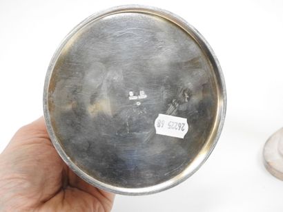 ERCUIS.
Paire de bougeoirs en métal argenté...