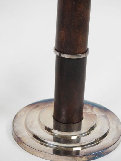 ERCUIS.
Paire de bougeoirs en métal argenté...