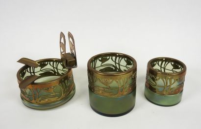 Nécessaire de fumeur en laiton et verre comprenant...