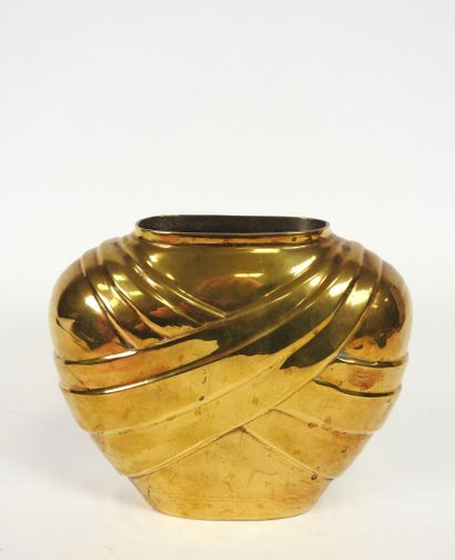 Vase en laiton à décor en repoussé de draperie.
XXe.
15,5...