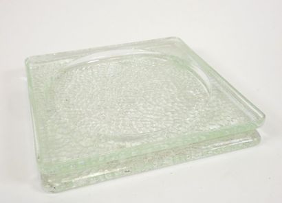 Vide-poche carré en verre moulé.
Travail...