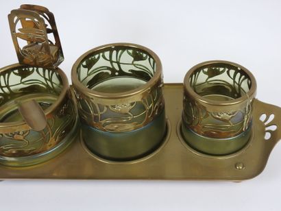 Nécessaire de fumeur en laiton et verre comprenant...