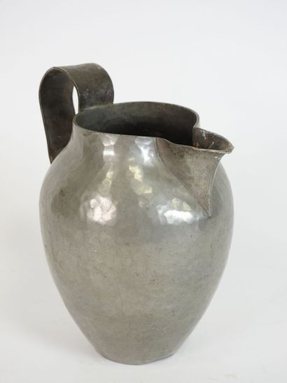 Jean DESPRES (1889-1980).
Pichet en étain...