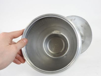 Seau à glaçons en métal en forme de poire.
Travail...