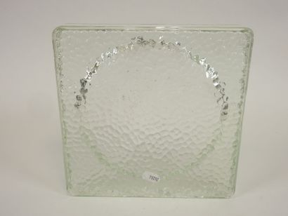 Vide-poche carré en verre moulé.
Travail...