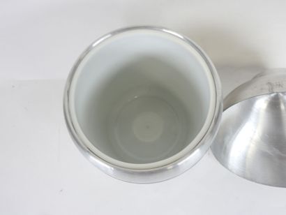 Seau à glaçons en métal en forme de poire.
Travail...