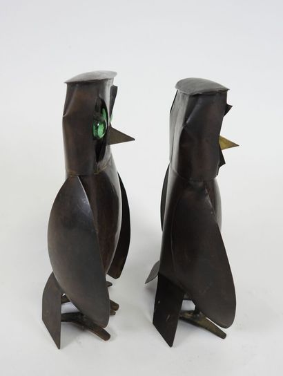 Deux chouettes en cuivre et yeux en verre.
Travail...