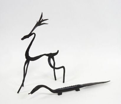 Cerf et serpent en fer forgé laqué noir.
Travail...