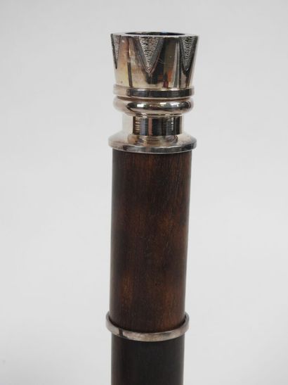 ERCUIS.
Paire de bougeoirs en métal argenté...