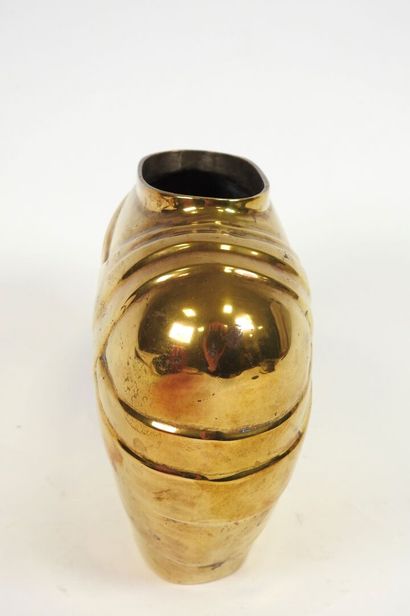 Vase en laiton à décor en repoussé de draperie.
XXe.
15,5...