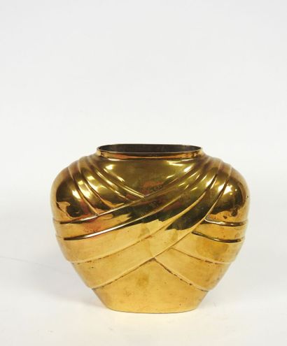 Vase en laiton à décor en repoussé de draperie.
XXe.
15,5...